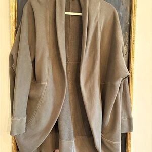 Barefoot dreams Malibu sun soaked olive green cocoon cardigan. Sz.XS No pockets